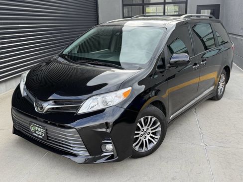Used 2019 Toyota Sienna XLE w/ XLE Navigation Package FWD image 2