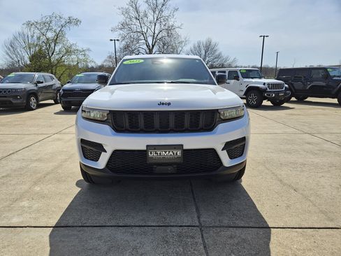 Used 2025 Jeep Grand Cherokee Altitude AWD/4WD image 9