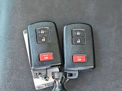 Used 2017 Toyota Prius V Four w/ Carpet Mat Package FWD image 37