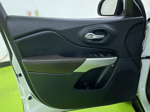 Used 2017 Jeep Cherokee Limited image 17