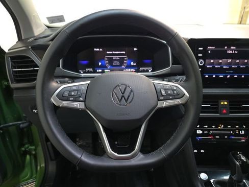 Used 2025 Volkswagen Taos SE AWD/4WD image 15