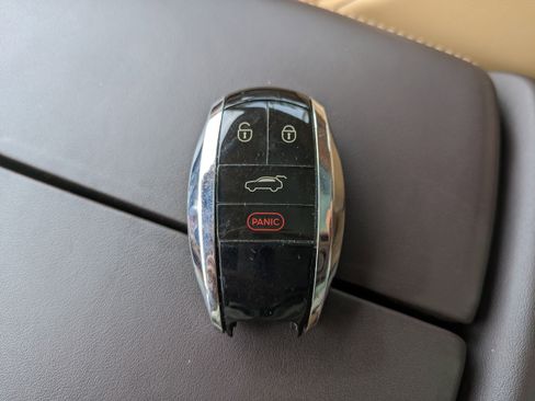 Used 2018 Bentley Bentayga AWD/4WD image 36