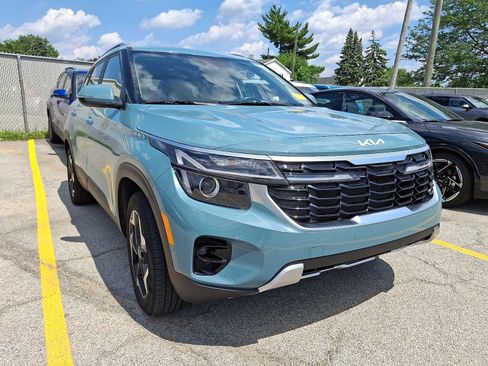 Used 2024 Kia Seltos EX AWD/4WD image 2