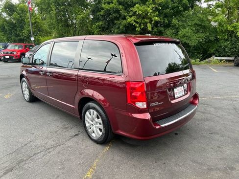 Used 2019 Dodge Grand Caravan SE w/ UConnect Hands-Free Group FWD image 3