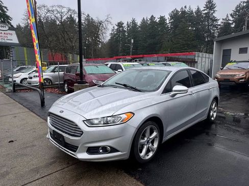 Used 2016 Ford Fusion SE image 2