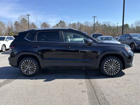 New 2026 Volkswagen Taos SE FWD image 6