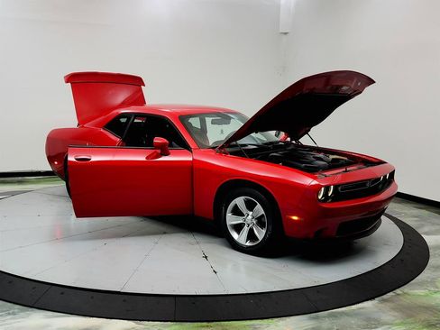Used 2021 Dodge Challenger SXT RWD image 10