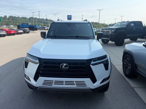 Used 2024 Lexus GX 550 AWD/4WD image 3