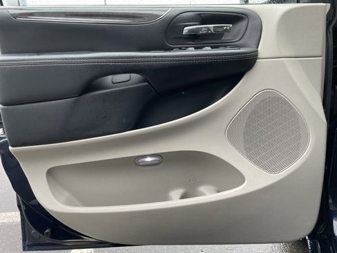 Used 2016 Chrysler Town & Country Touring image 9