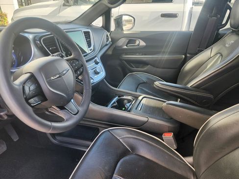 Used 2025 Chrysler Pacifica Limited image 20