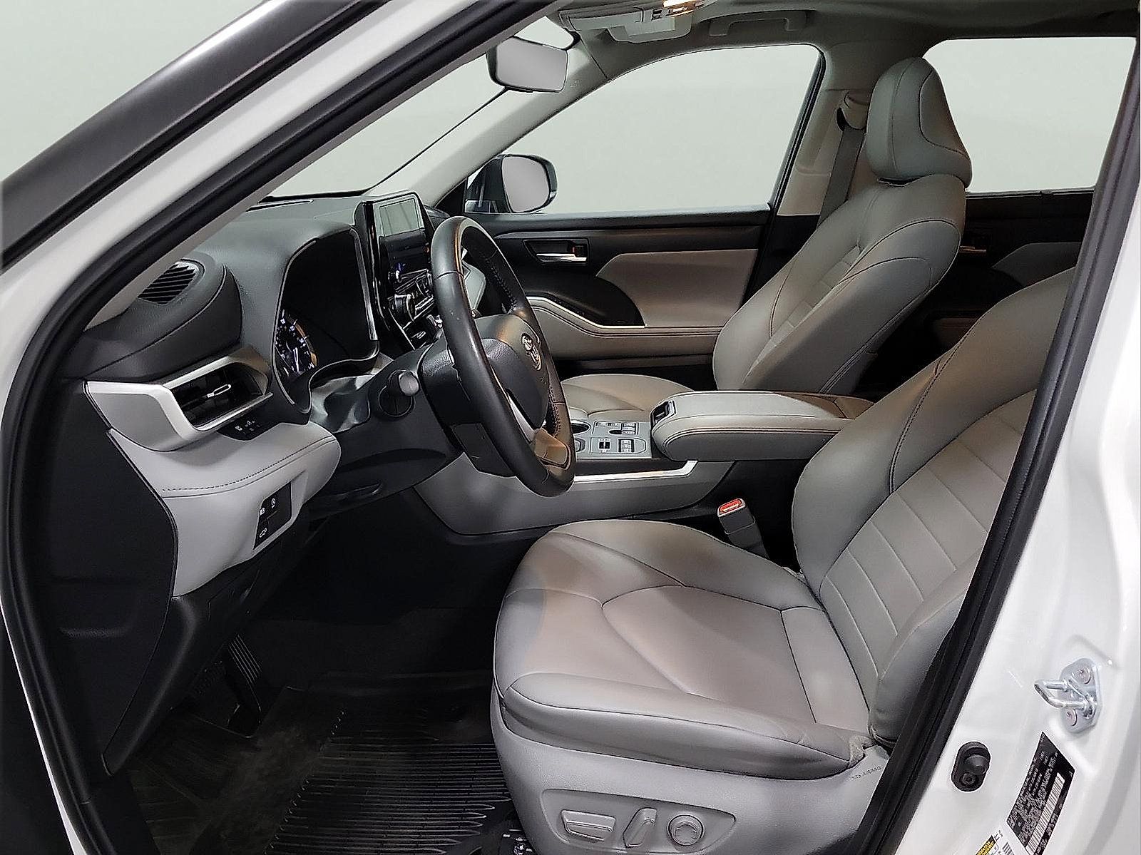 Used 2023 Toyota Highlander XLE AWD/4WD image 10