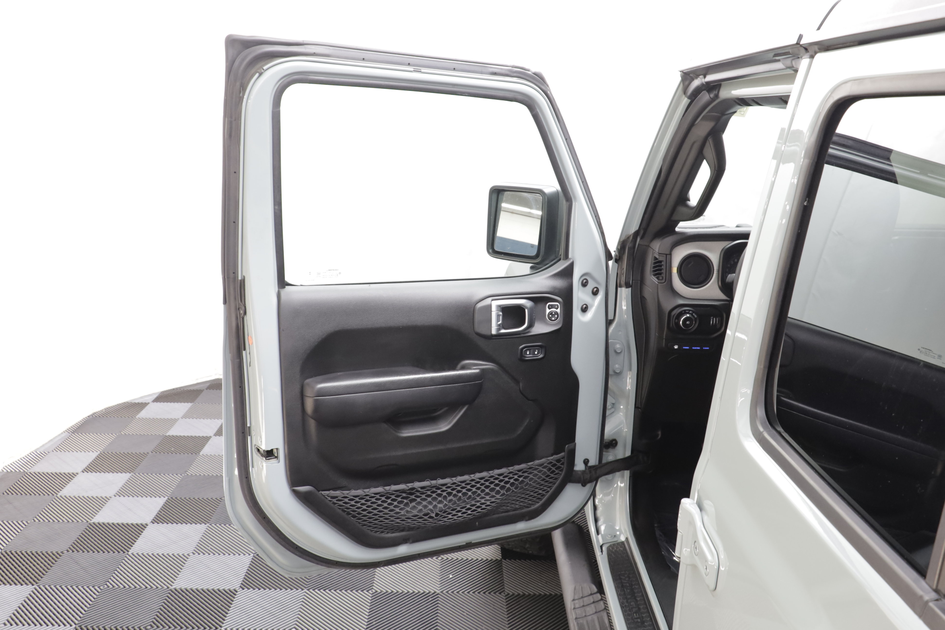 Used 2024 Jeep Wrangler Unlimited AWD/4WD image 5