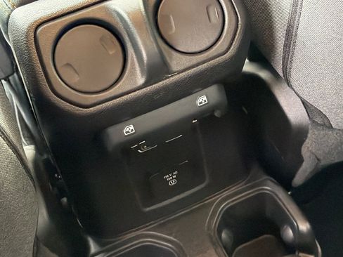 Used 2024 Jeep Wrangler Unlimited Sahara AWD/4WD image 15