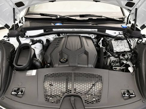 Certified 2026 Porsche Macan AWD/4WD image 12