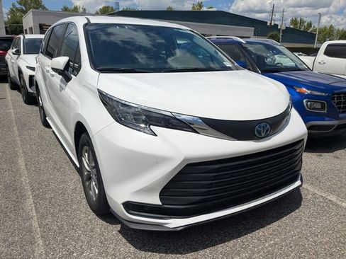 Used 2025 Toyota Sienna LE FWD image 1