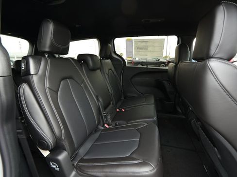 New 2026 Chrysler Pacifica Select image 30
