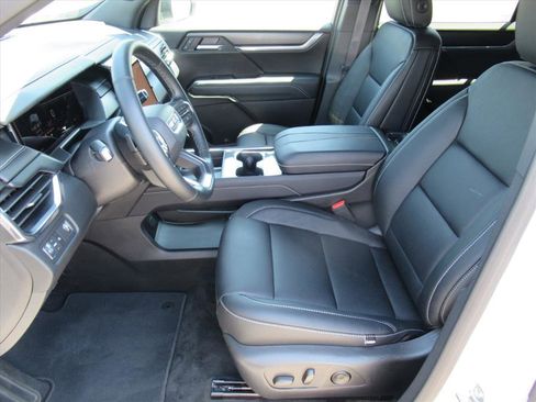 Used 2025 GMC Acadia Elevation image 17