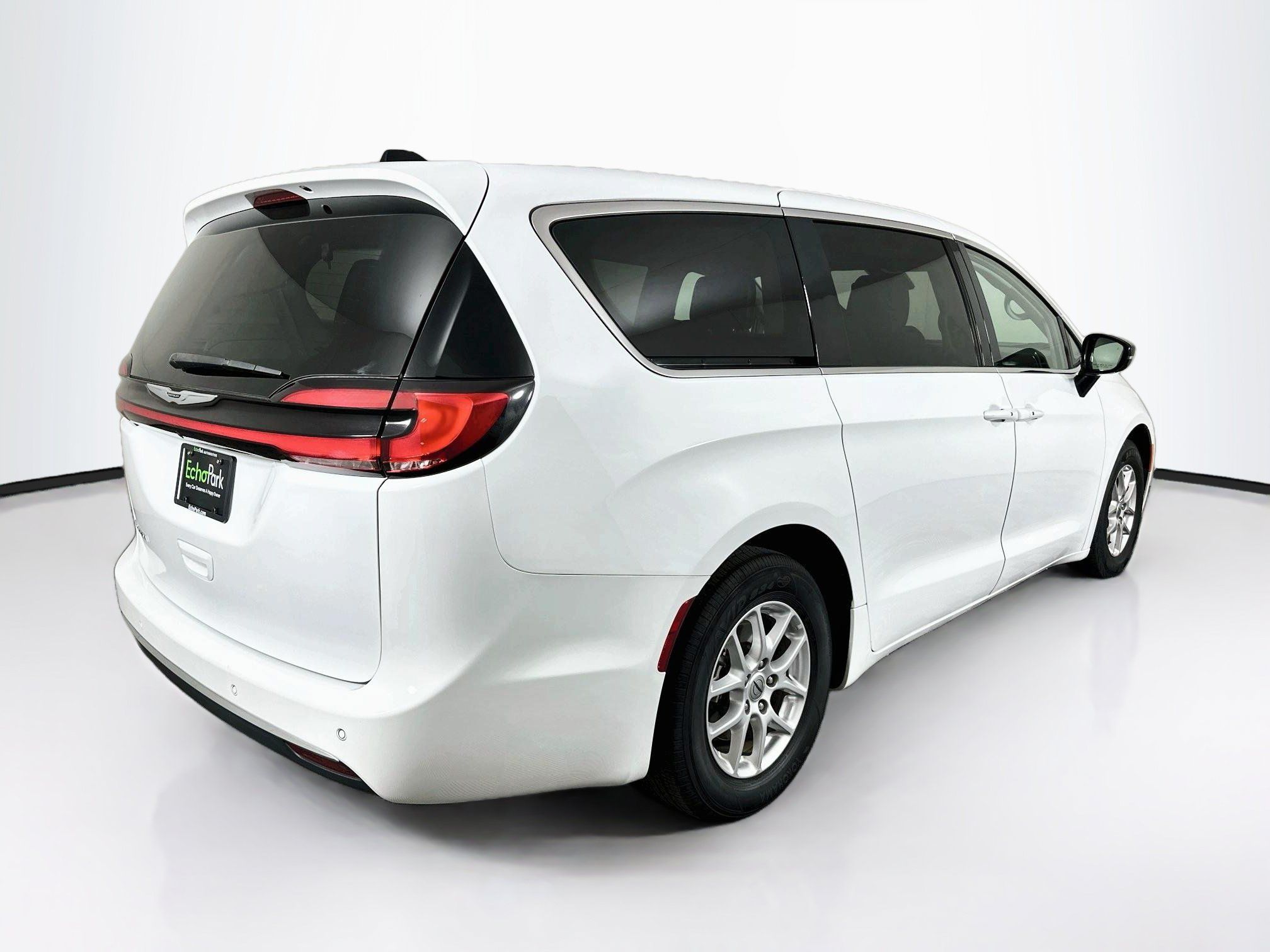 Used 2024 Chrysler Pacifica Touring-L FWD image 9