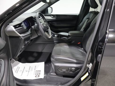 Used 2024 Jeep Grand Cherokee L Altitude AWD/4WD image 10