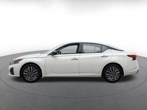 Used 2025 Nissan Altima 2.5 SV FWD image 4