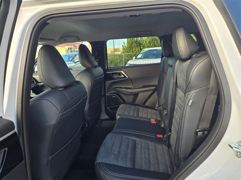 New 2025 Mitsubishi Outlander SE image 6