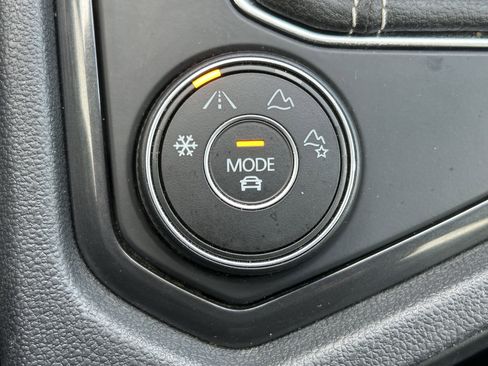 Used 2022 Volkswagen Tiguan SE image 34