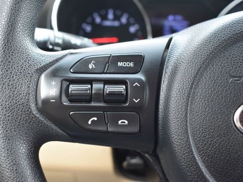 Used 2019 Kia Sedona LX image 23