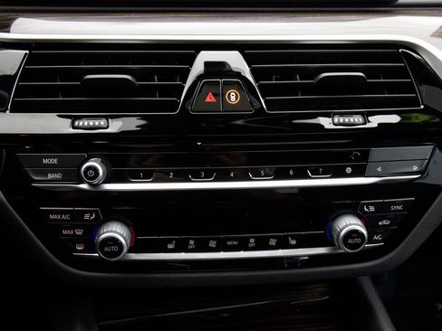 Used 2023 BMW 530i w/ Convenience Package image 29