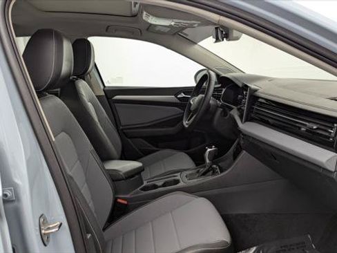 Used 2025 Volkswagen Jetta SE w/ Sunroof Package FWD image 19