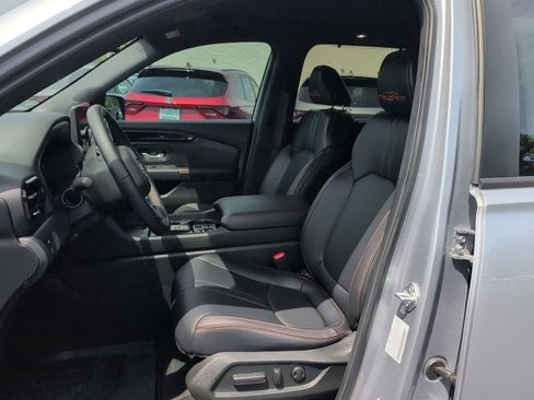 Used 2025 Honda Pilot TrailSport image 12