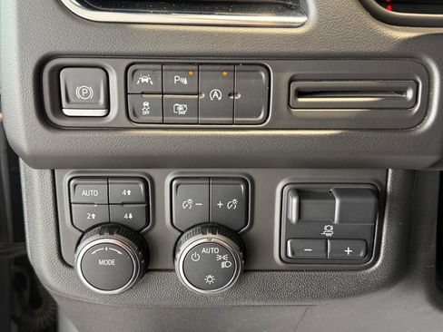 Certified 2024 Chevrolet Suburban LT w/ Luxury Package AWD/4WD image 19