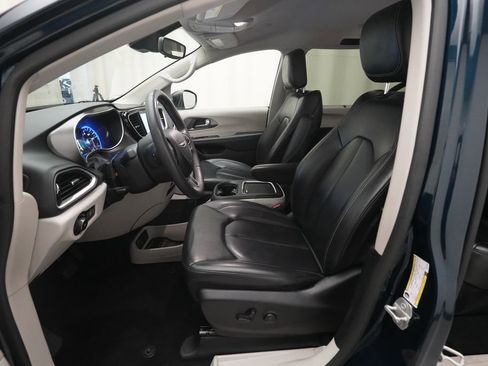 Used 2023 Chrysler Pacifica Touring-L image 8