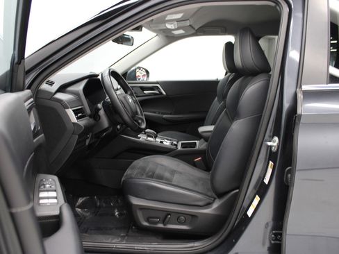 Used 2024 Mitsubishi Outlander SE image 16