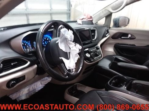 Used 2020 Chrysler Pacifica Touring-L image 11