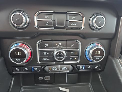 Used 2024 GMC Yukon AT4 w/ Technology Package AWD/4WD image 19