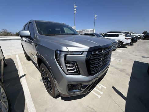 Used 2025 GMC Yukon Denali w/ Denali Reserve Package AWD/4WD image 3
