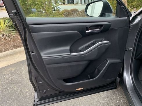 Used 2022 Toyota Highlander XLE image 17