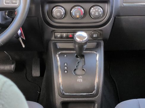 Used 2012 Jeep Compass Latitude w/ Altitude Pkg FWD image 18