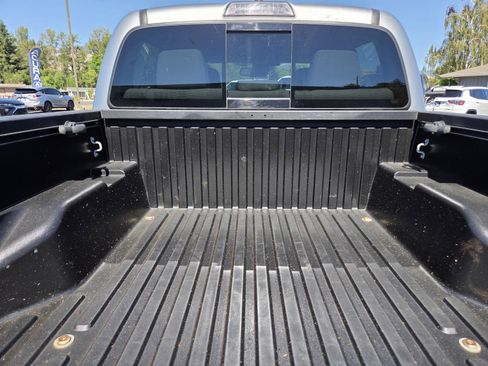 Used 2019 Toyota Tacoma SR5 AWD/4WD image 17