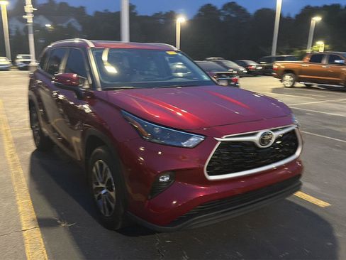 Certified 2024 Toyota Highlander XLE AWD/4WD image 5