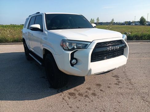 Used 2019 Toyota 4Runner SR5 Premium AWD/4WD image 2