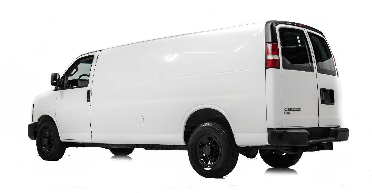 Used 2017 Chevrolet Express 2500 Extended RWD image 4