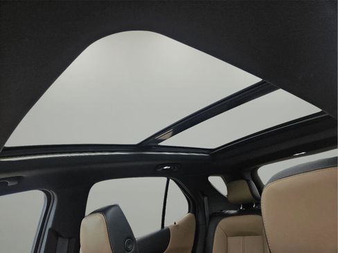 Used 2022 Chevrolet Equinox Premier AWD/4WD image 3