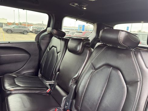 Used 2024 Chrysler Pacifica Touring-L w/ Uconnect Theater Family Group image 30