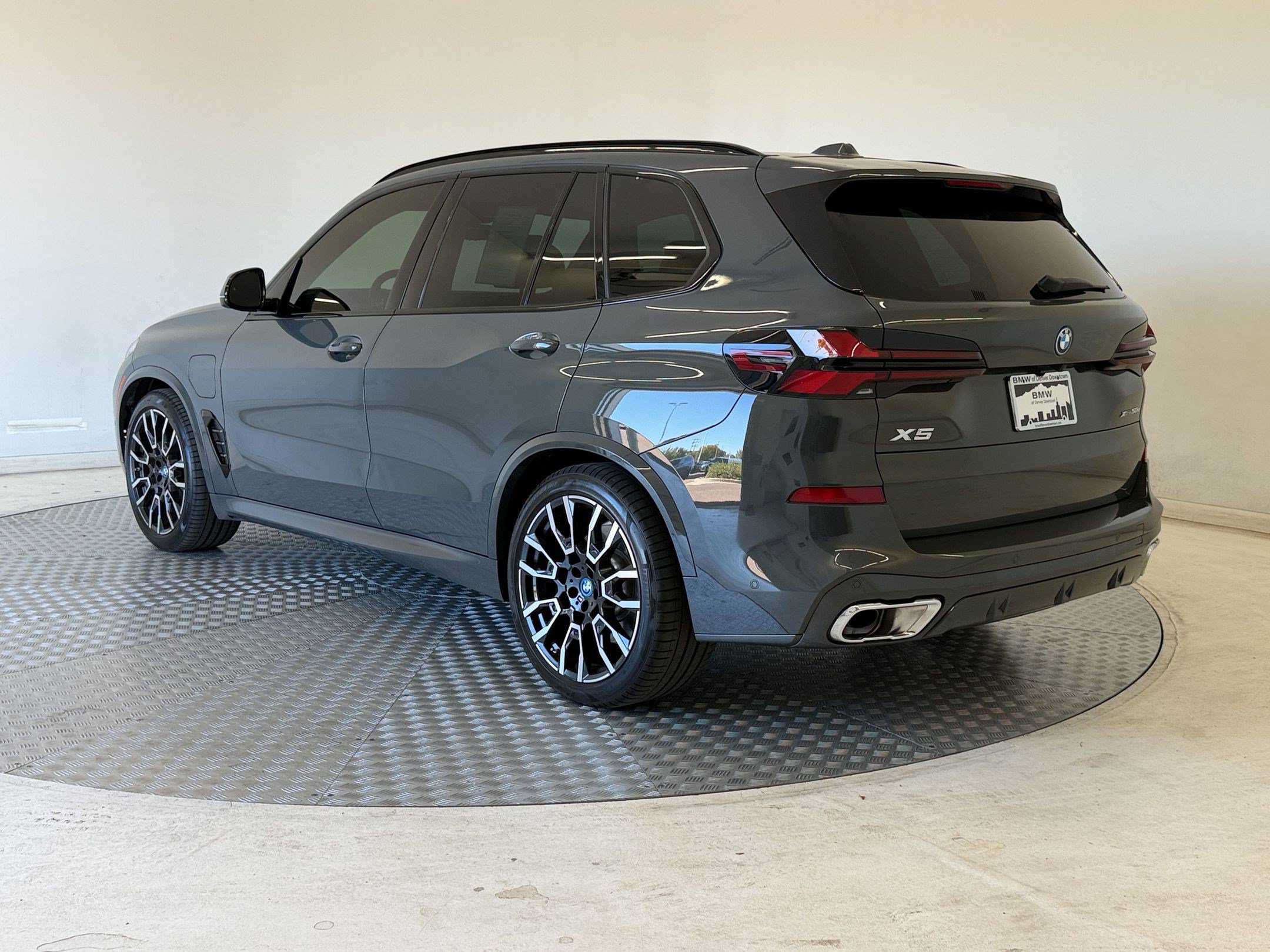 Used 2025 BMW X5 xDrive50e w/ M Sport Package AWD/4WD image 3