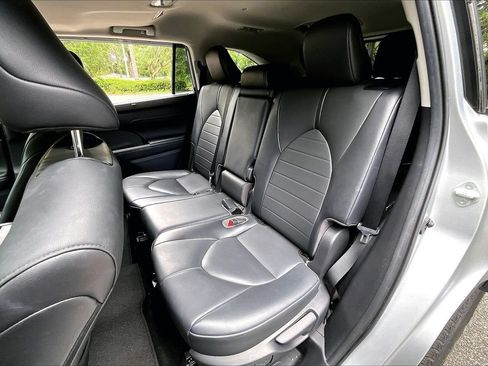 Used 2021 Toyota Highlander XLE AWD/4WD image 19