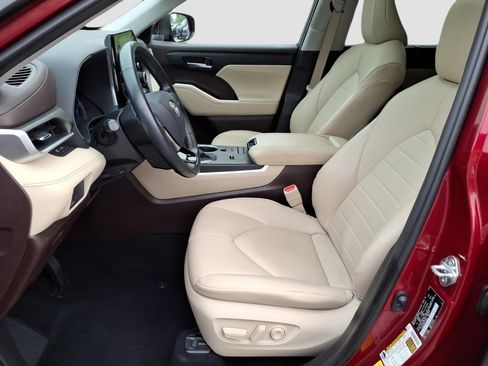 Used 2021 Toyota Highlander XLE AWD/4WD image 12