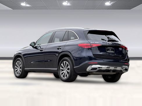 Used 2024 Mercedes-Benz GLC 300 4MATIC image 3