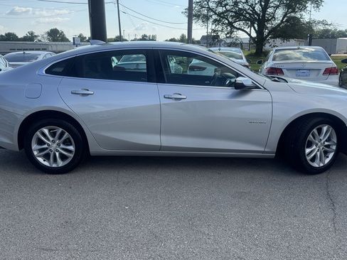 Used 2017 Chevrolet Malibu LT FWD image 9