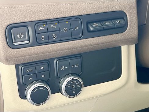 Used 2021 GMC Yukon XL Denali w/ Denali Premium Package AWD/4WD image 10